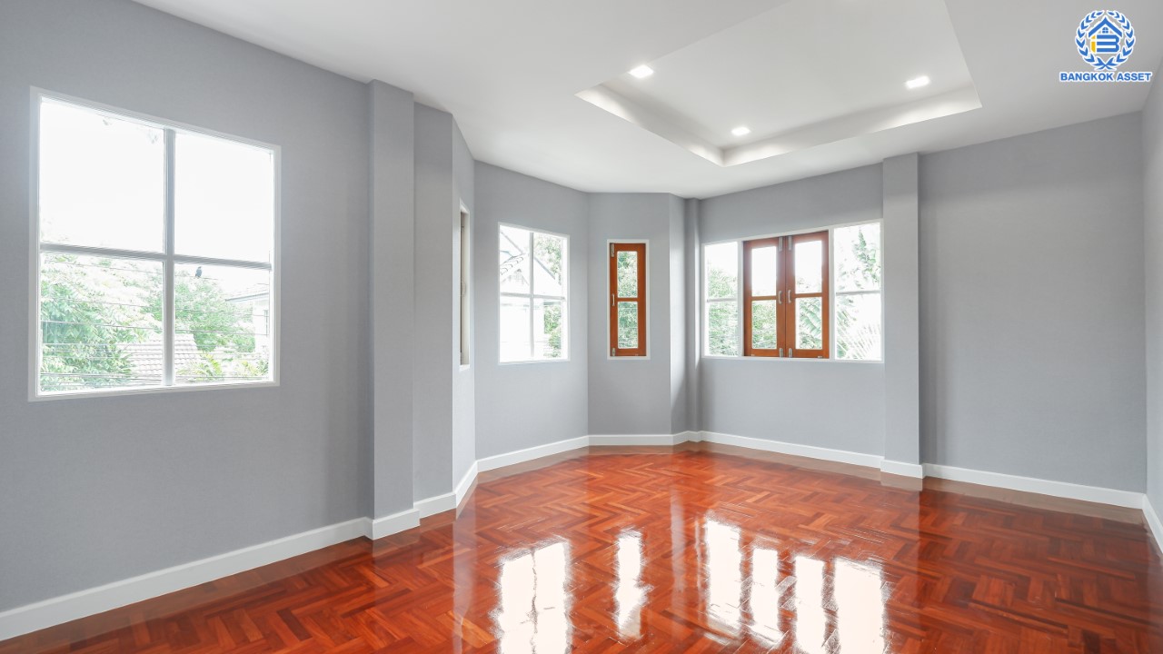 บ้านมือสองตกแต่งใหม่ ม.วรารมย์ เพชรเกษม81 แบรนด์ Q.House รองรับทุกความสุข เนื้อที่ 104 ตร.ว. ฟังก์ชัน 4 ห้องนอน 4 ห้องน้ำ (มีเรือนรับรองด้านข้าง พร้อมห้องน้ำในตัว) จอดรถได้ 2 คัน บนทำเลใกล้ The Mall บางแค และเชื่อมต่อ ถ.พุทธมณฑลสาย4 และ ถ.กาญจนาฯ